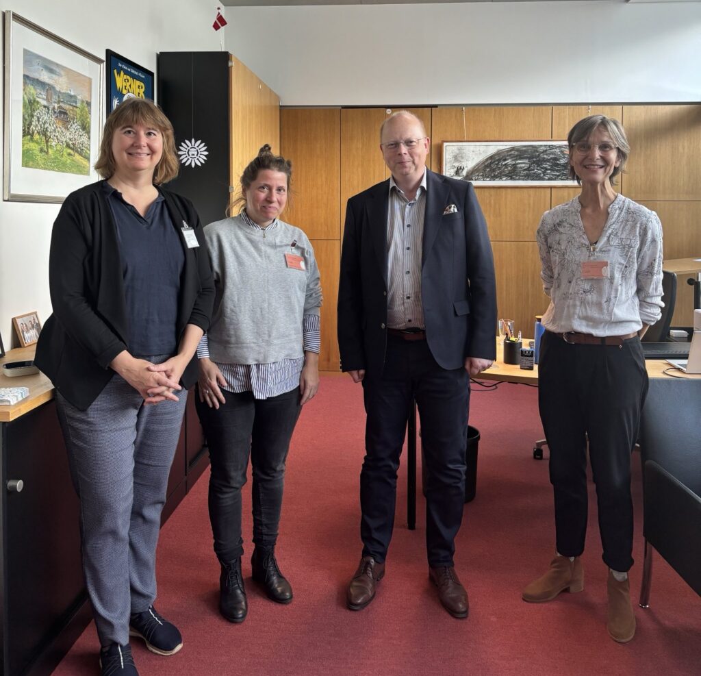 Mit Stefan Seidler vom SSW, Kristin Rahe (Bundesverband Soziokultur), Mieke Bohl (LAG Soziokultur Schleswig-Holstein) und Mechthild Eickhoff (Fonds Soziokultur) stehen gemeinsam im Berliner Büro des Bundestagsabgeordneten.